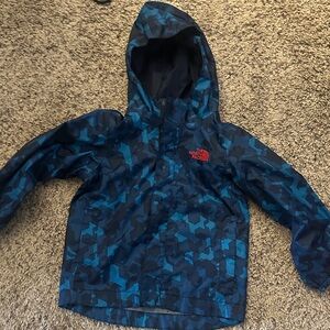 The North Face Kids Blue Camo Hooded Rain Jacket with Red Logo